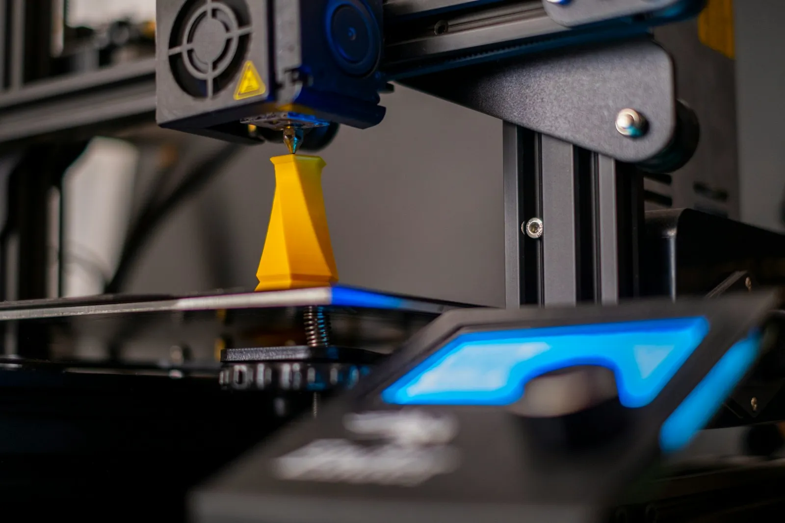 Ein 3D-Drucker fertigt Schicht für Schicht ein einzelnes Objekt auf dem Druckbett.
